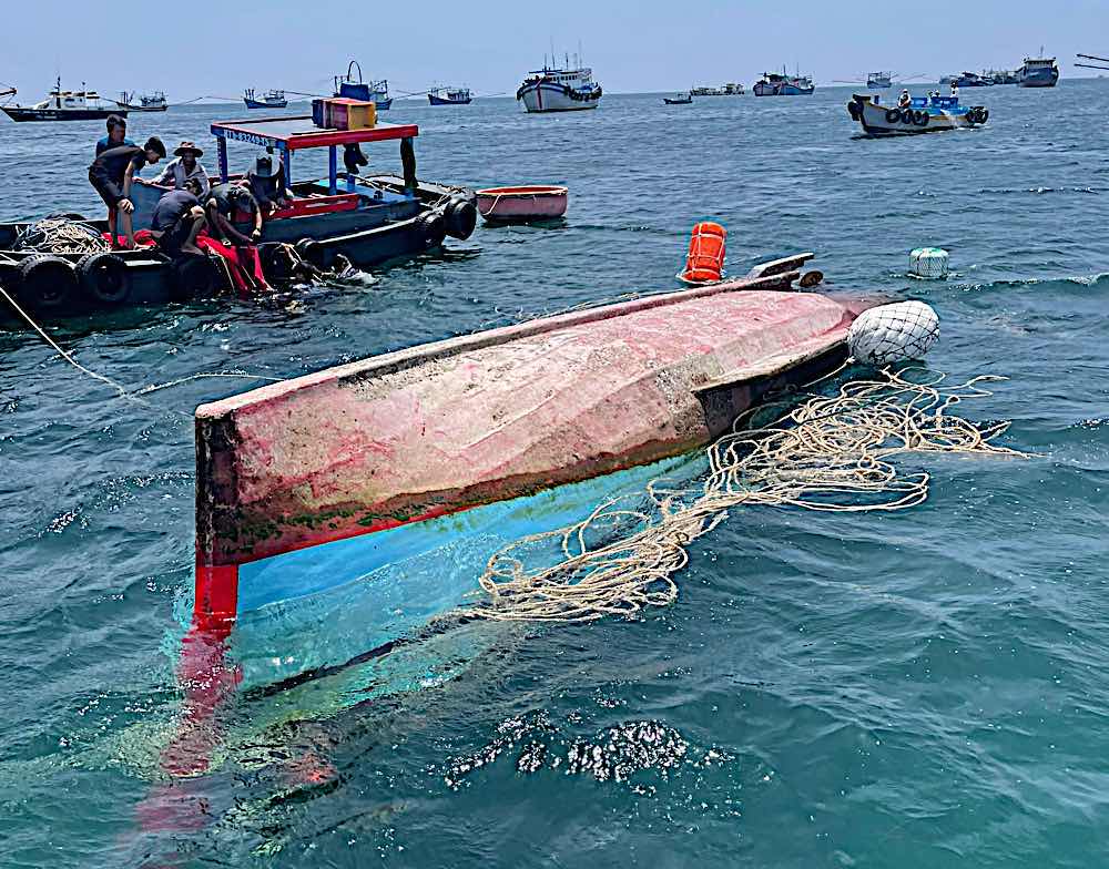 Tàu cá bị lật úp do lốc xoáy. Ảnh: CQCN