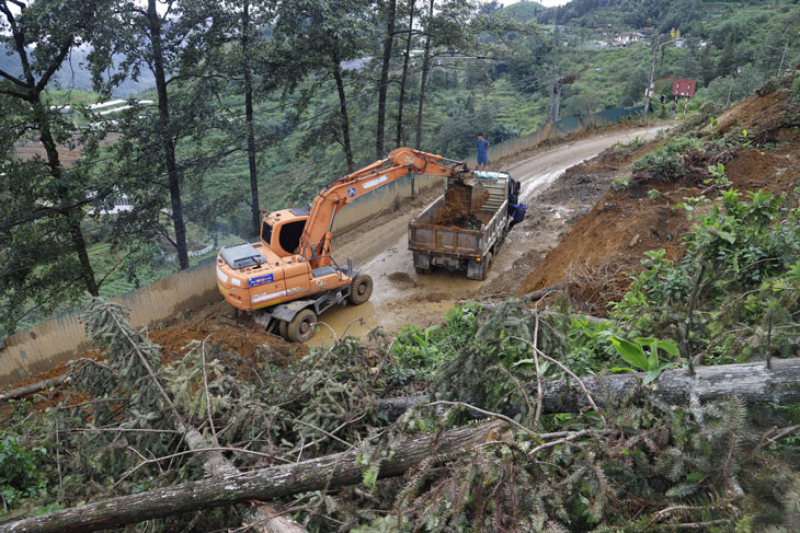 The authorities urgently repaired the landslide to soon open the road. Photo: NDCC