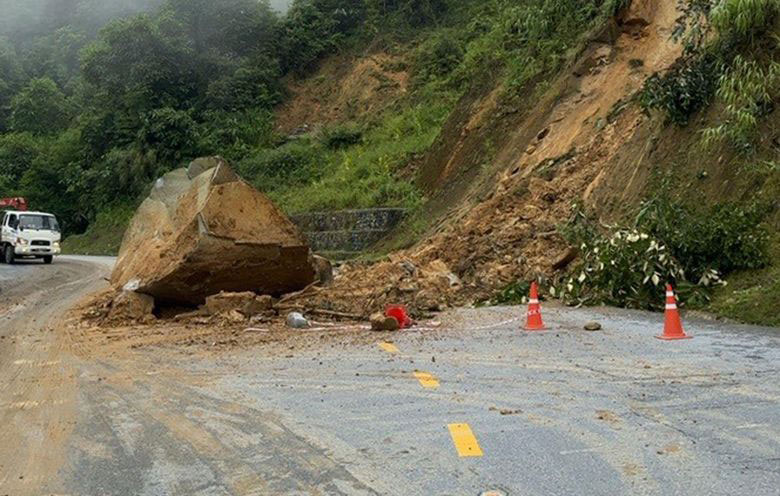 A large rock blocks Highway 4D. Photo: NDCC