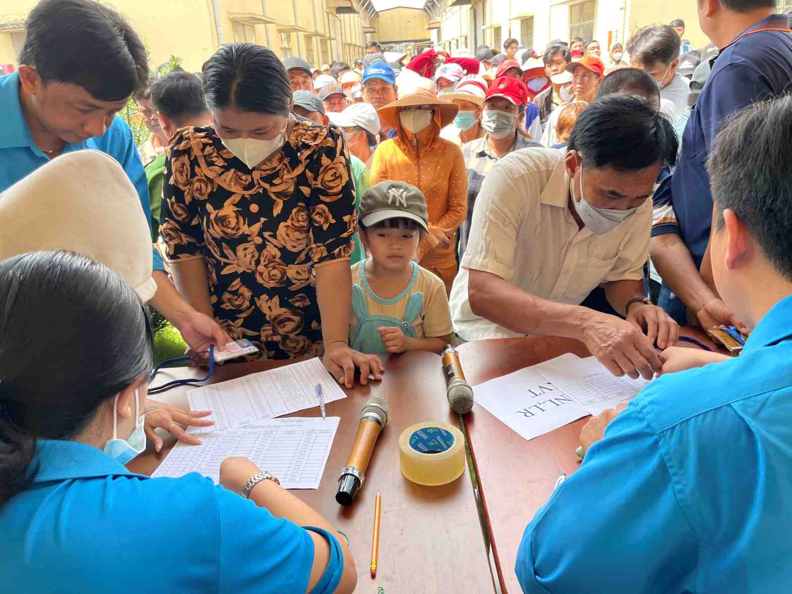 Công nhân được Liên đoàn Lao động tỉnh Bình Dương hỗ trợ. Ảnh: Đình Trọng