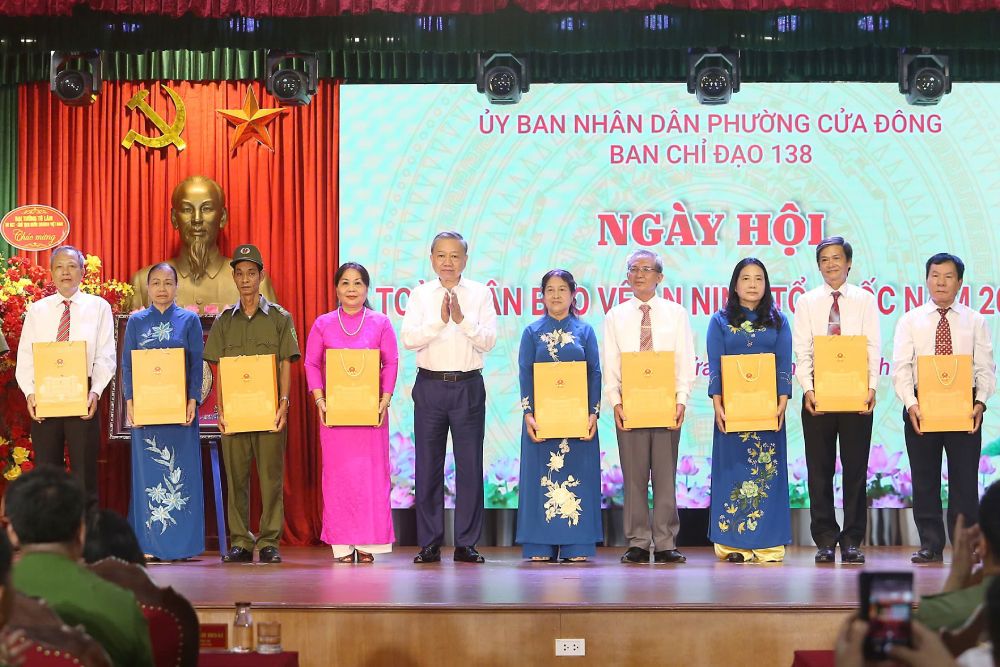 President To Lam presented gifts to outstanding individuals in the All People Protecting National Security movement and policy families. Photo: Hai Nguyen