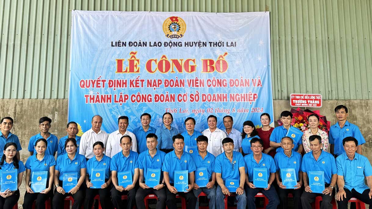 Lễ công bố Quyết định kết nạp đoàn viên công đoàn và thành lập CĐCS . Ảnh: đơn vị cung cấp