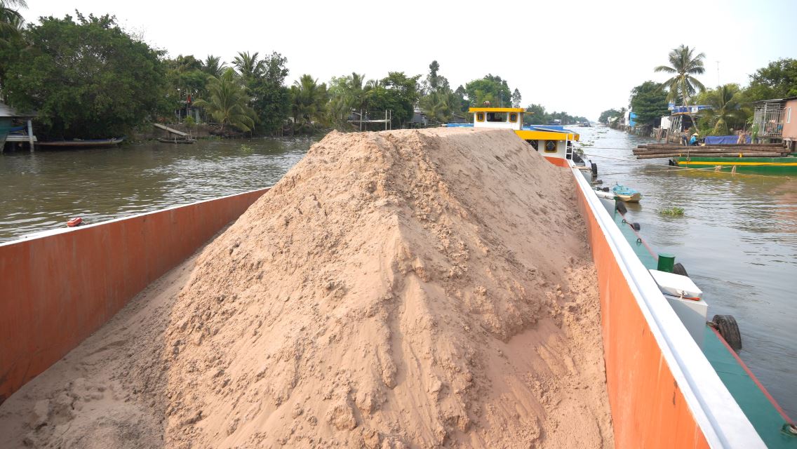 Trước đó, ngày 8.7.2024, TP Cần Thơ đã có buổi làm việc với tỉnh Tiền Giang. Tỉnh này cam kết hỗ trợ TP Cần Thơ nguồn cát được cung cấp tại các mỏ An Nhơn (huyện Cái Bè) với trữ khoảng 0,912 triệu m3; các mỏ Ngũ Hiệp 1 và Ngũ Hiệp 2 (huyện Cai Lậy) với trữ lượng khoảng 1,244 triệu m3 và 2,599 triệu m3 (tổng trữ lượng 3 mỏ khoảng 4,755 triệu m3).