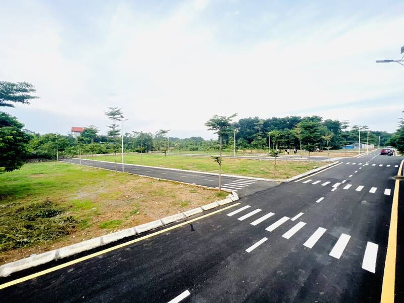 The segment of land and service land in the suburbs of Hanoi is of interest to many people. Photo: Thu Giang