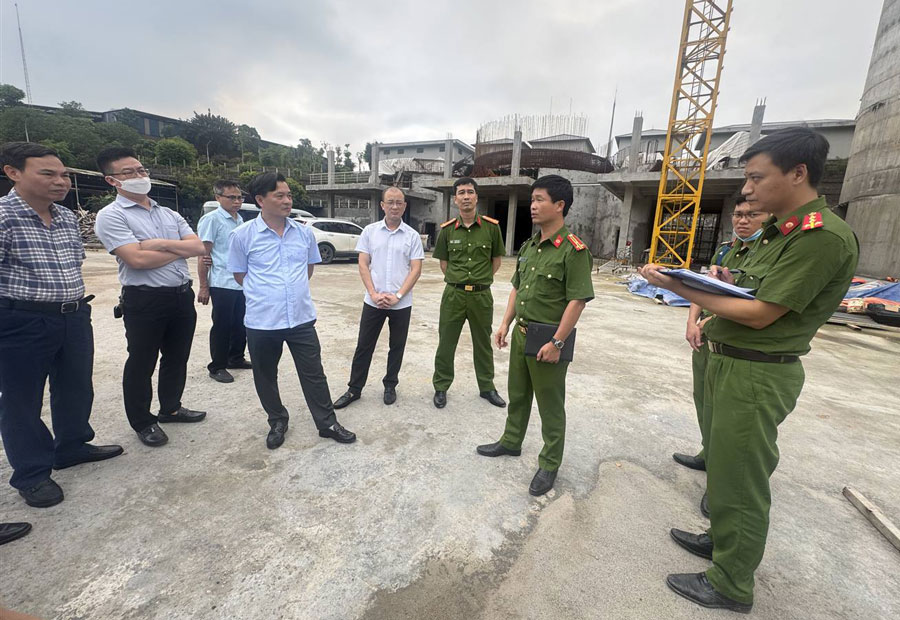 Lực lượng chức năng tỉnh Lào Cai có mặt tại hiện trường để điều tra nguyên nhân. Ảnh: Thanh Tuấn.
