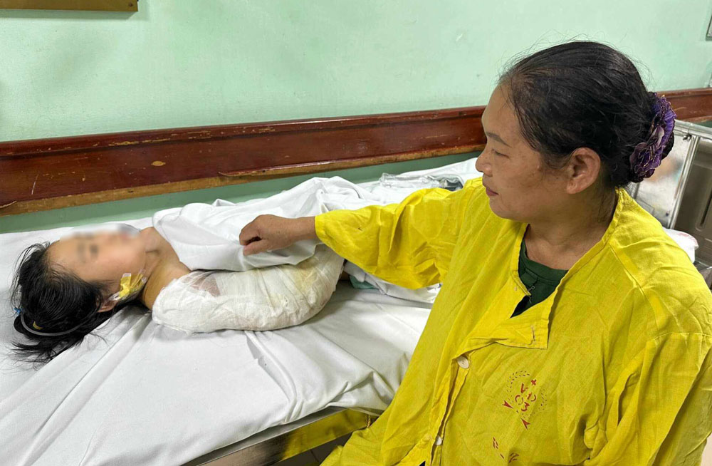 Baby Vu Ngoc Uyen is being cared for by her grandmother at Viet Duc Friendship Hospital. Photo: An Nhien