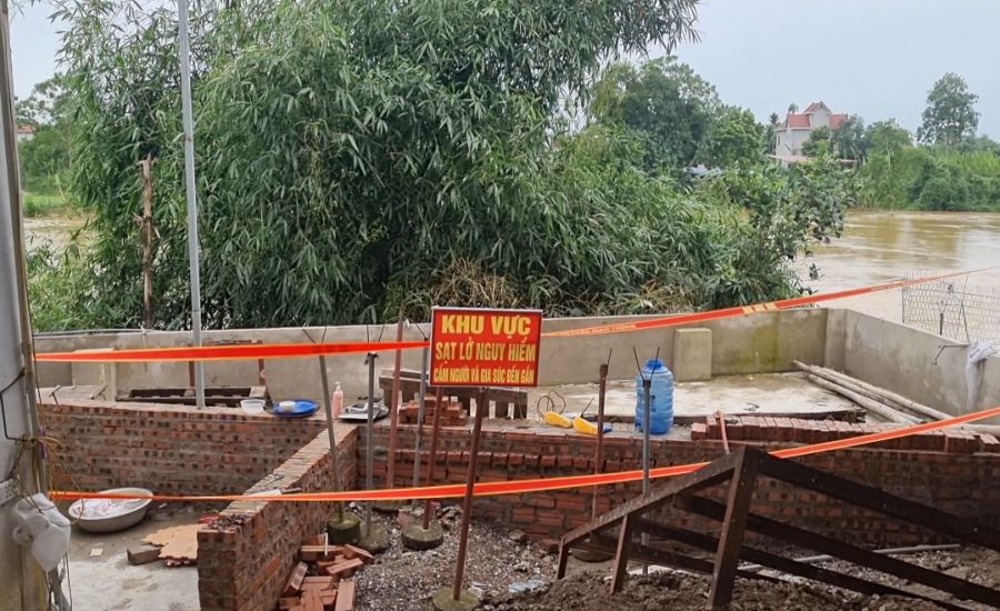 Khu vực sạt lở được cắm biển cảnh báo, người và tài sản được di dời. Ảnh: VĂN TÙNG