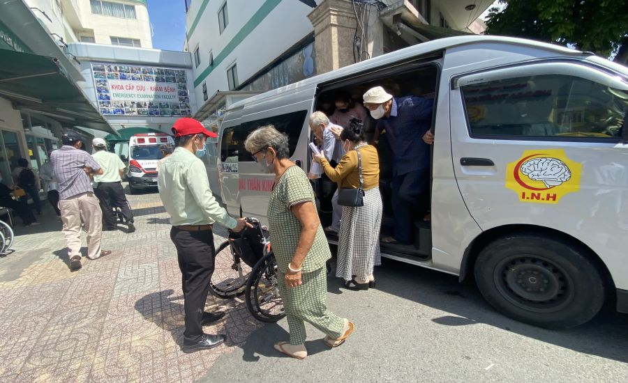 Bệnh nhân chụp MRI, CT được các xe trung chuyển của bệnh viện chuyển đến cơ sở ngoài. Ảnh: NGUYỄN LY