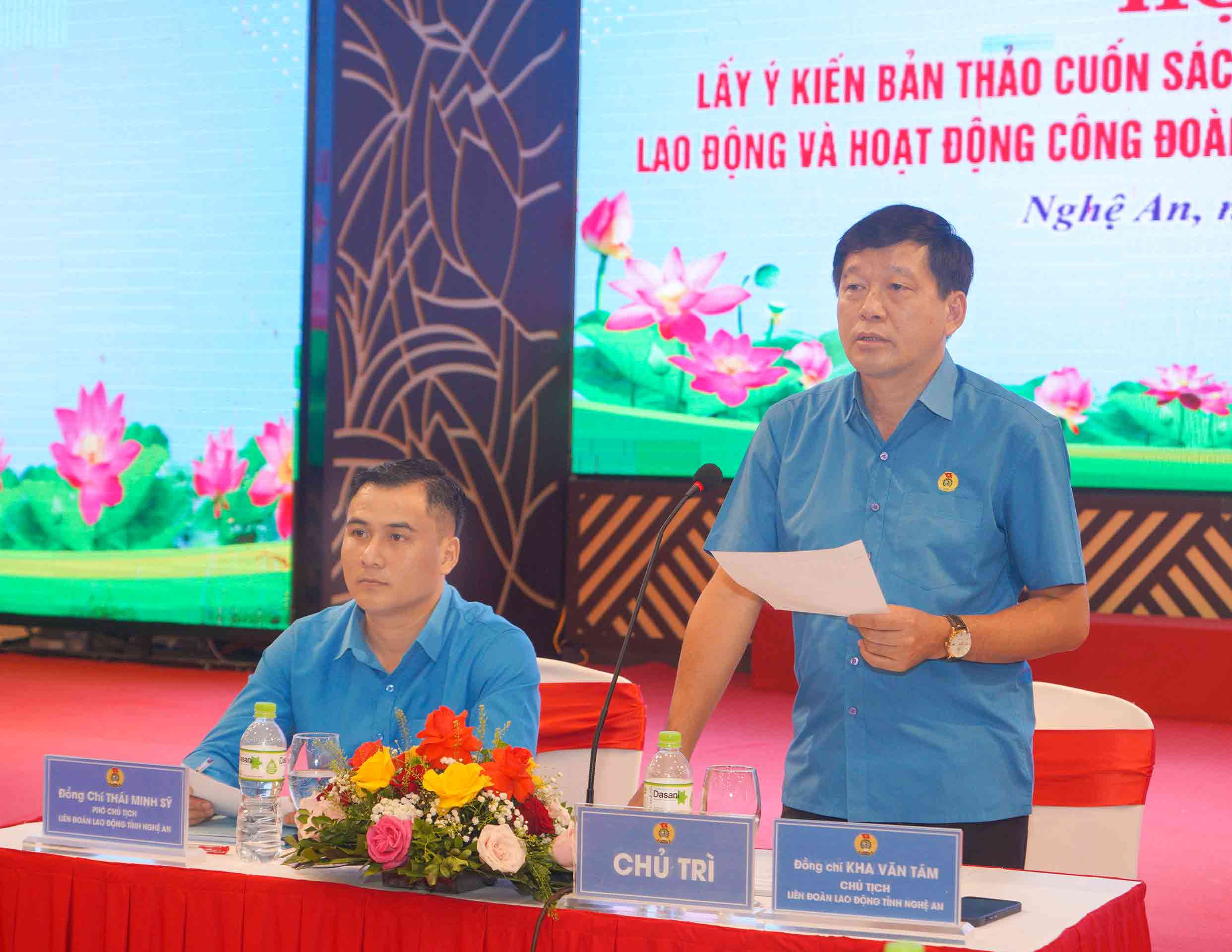 Ông Kha Văn Tám - Chủ tịch Liên đoàn Lao động tỉnh Nghệ An phát biểu kết luận. Ảnh: Duy Chương.