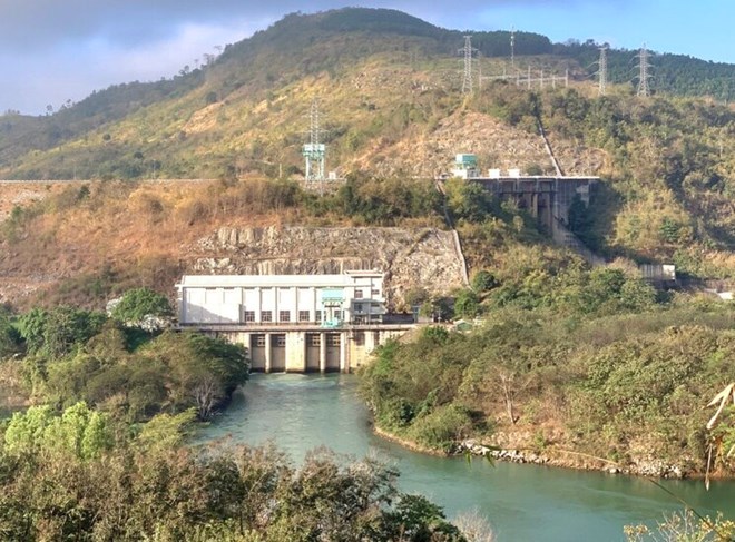 Công ty thủy điện Buôn Kuốp điều tiết nguồn nước để chống hạn, giải khát cho cây trồng ở vùng hạ lưu. Ảnh: Bảo Lâm