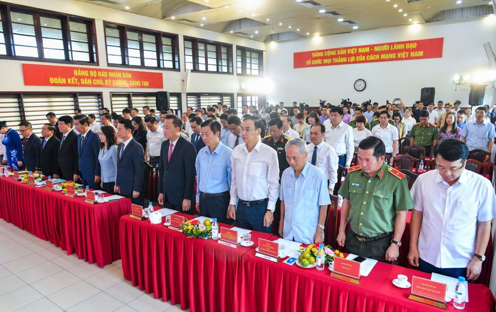 Delegates observed a minute of silence to commemorate General Secretary Nguyen Phu Trong. Photo: T. Vuong