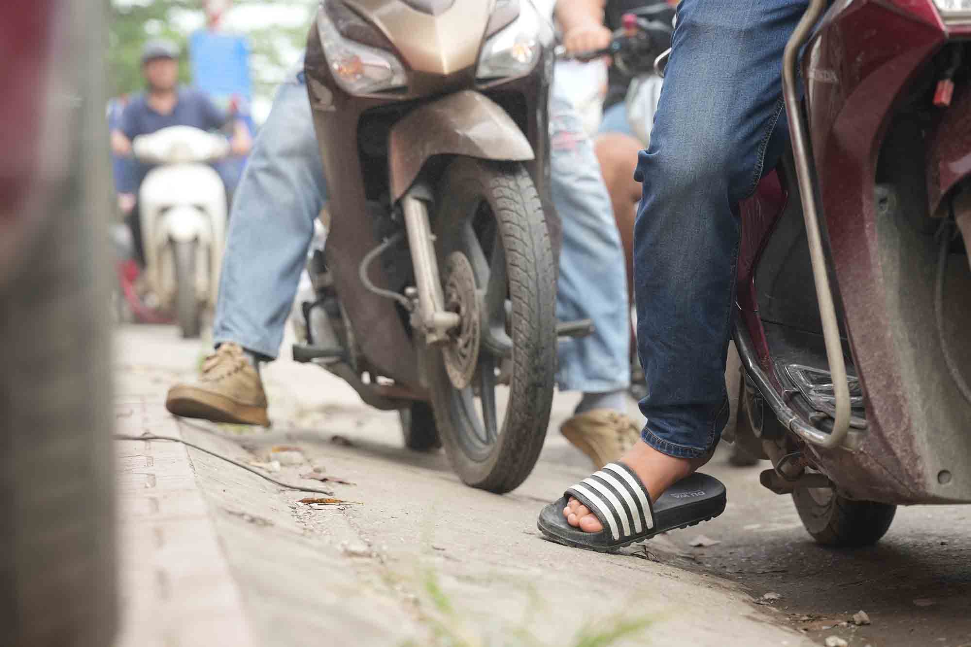 Hanoi residents struggle with congestion toward the city center. Photo: Huu Chanh