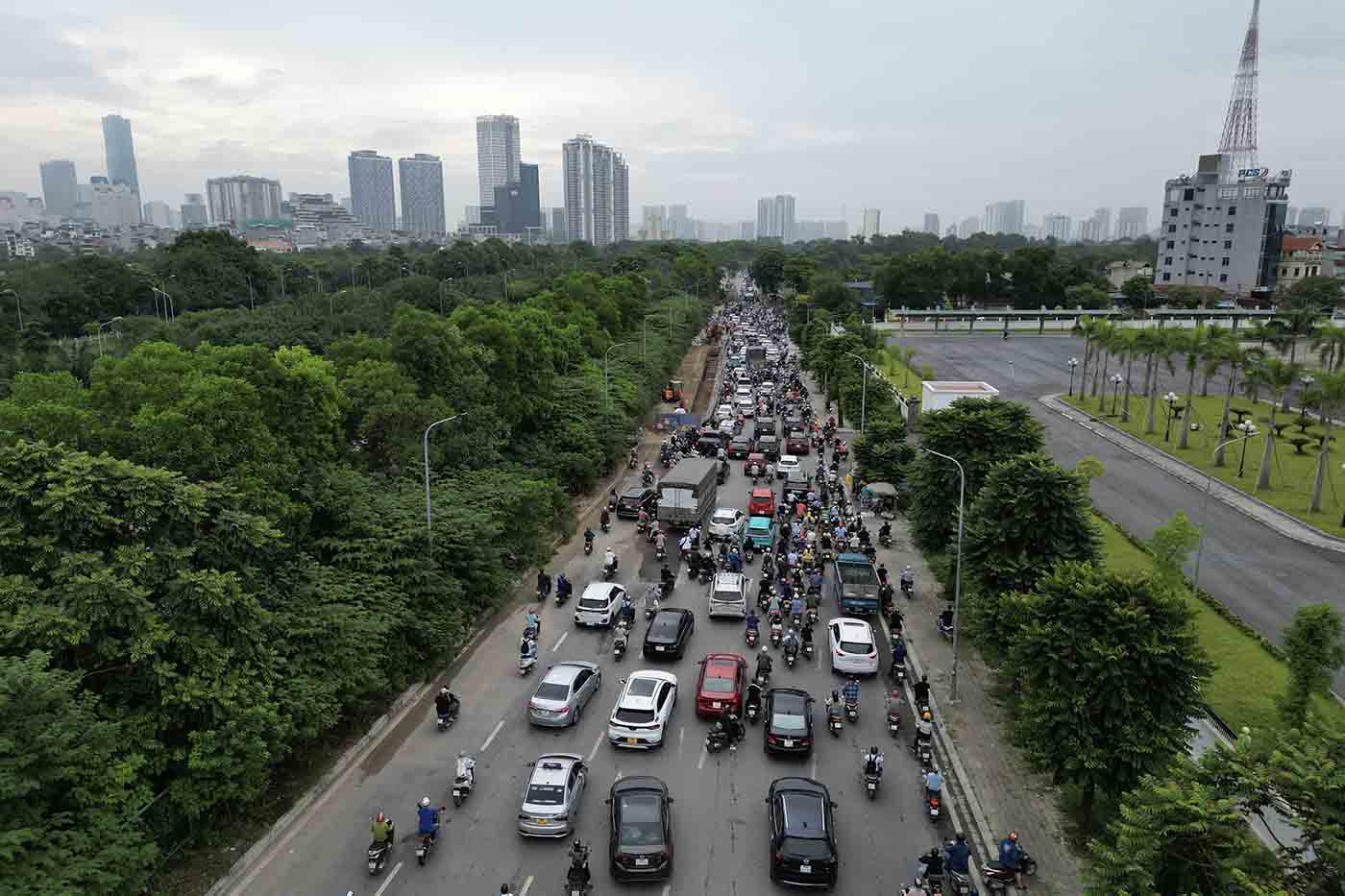 On the morning of August 20, the Thang Long Avenue frontage area was blocked due to barriers serving the construction of water supply pipes, making it very difficult for vehicles to move.