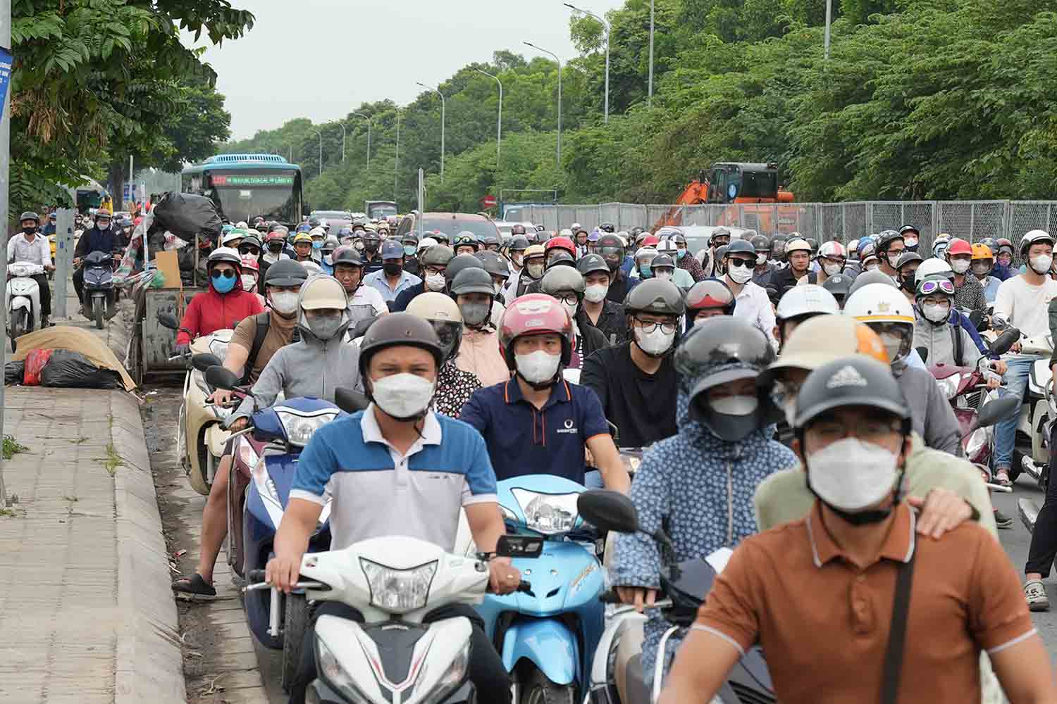 Người dân Hà Nội vật lộn với ùn tắc hướng vào trung tâm thành phố. Ảnh: Hữu Chánh