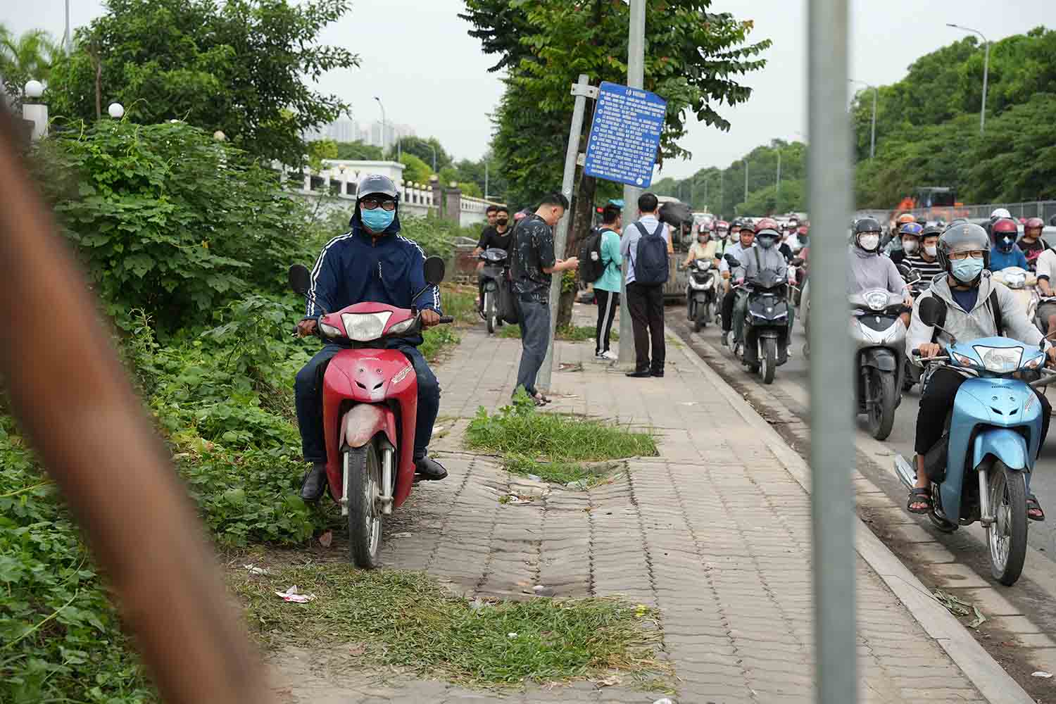 Nhiều người đi lên vỉa hè để rút ngắn thời gian di chuyển. Ảnh: Hữu Chánh