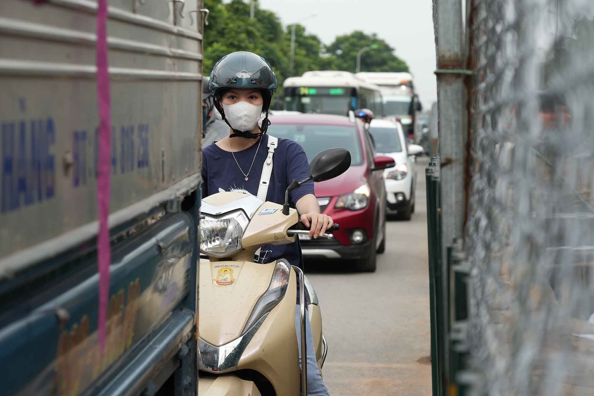 Vật lộn hàng chục phút vì ùn tắc, người dân mong nhà thầu đẩy nhanh tiến độ dự án, sớm hoàn trả mặt đường để việc đi lại của người dân được thuận lợi. Ảnh: Hữu Chánh