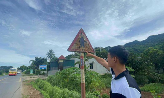 Hàng loạt biển báo giao thông trên Quốc lộ 12B bị hư hỏng, xuống cấp gây nguy hiểm cho người tham gia giao thông. Ảnh: Đặng Tình