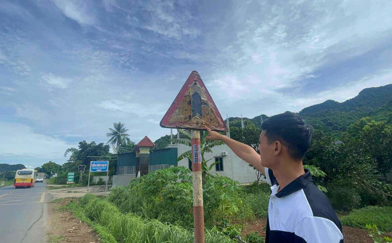 Hàng loạt biển báo giao thông trên Quốc lộ 12B bị hư hỏng, xuống cấp gây nguy hiểm cho người tham gia giao thông. Ảnh: Đặng Tình
