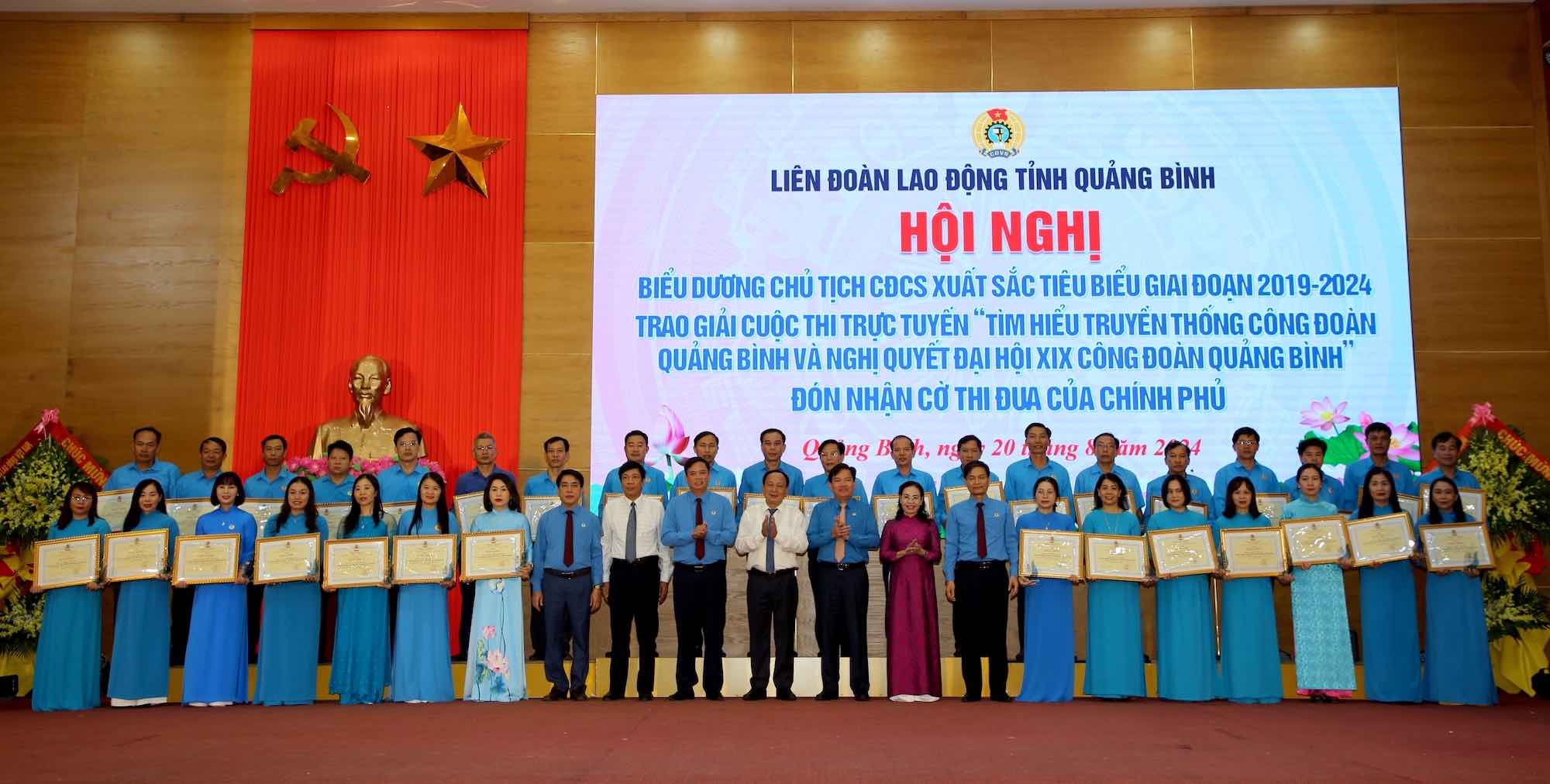 The Provincial Confederation of Labor praised 35 outstanding Presidents of Trade Unions in Trade Union activities in the period 2019 - 2024. Photo: Cong Sang