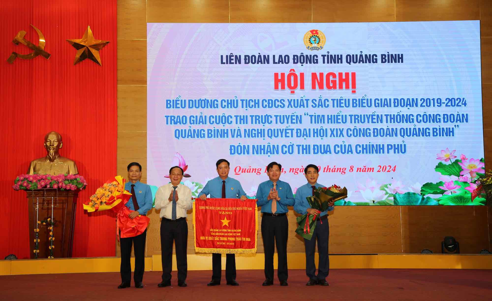 Awarding the emulation flag to the Labor Federation of Quang Binh province. Photo: Cong Sang