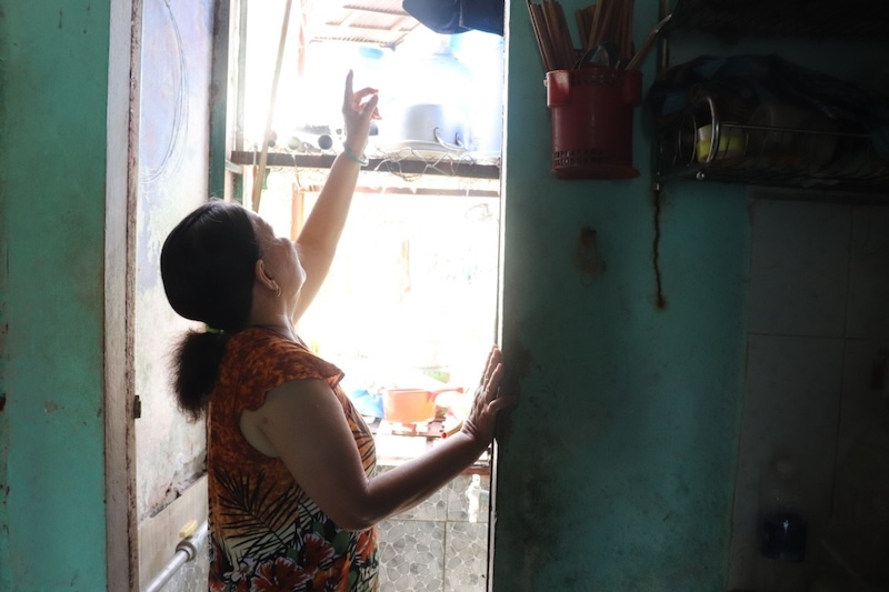 Ms. Phan Thi Nho, a resident of Hoa Minh apartment building, reflected on the leaking situation of Hoa Minh apartment building. Photo: Nguyen Linh