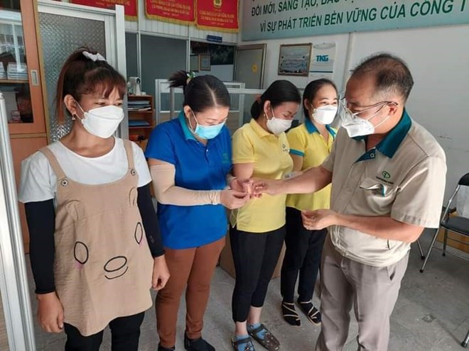 Công đoàn Công ty Cổ phần TKG Taekwang Vina tặng thưởng cho người lao động. Ảnh: HAC