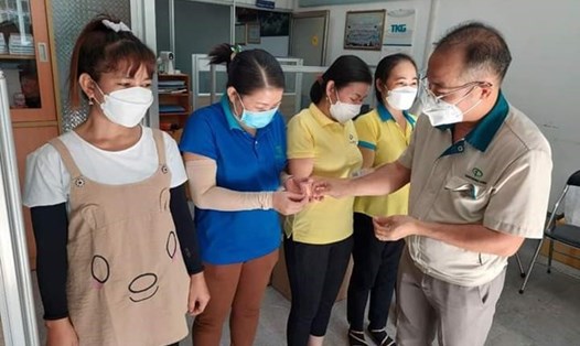 Công đoàn Công ty Cổ phần TKG Taekwang Vina tặng thưởng cho người lao động. Ảnh: HAC