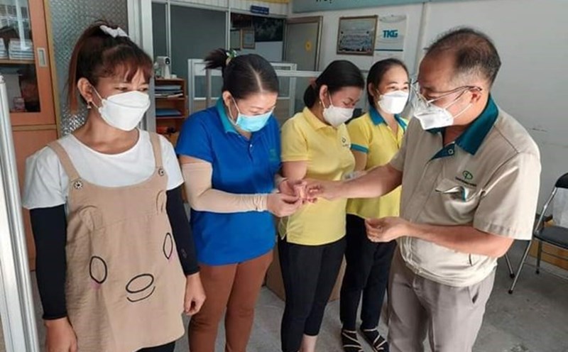 Công đoàn Công ty Cổ phần TKG Taekwang Vina tặng thưởng cho người lao động. Ảnh: HAC