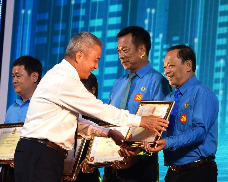 Former Chairman of the Vietnam General Confederation of Labor Dang Ngoc Tung commended typical collectives in the labor movement and trade union activities. Photo: Nam Duong