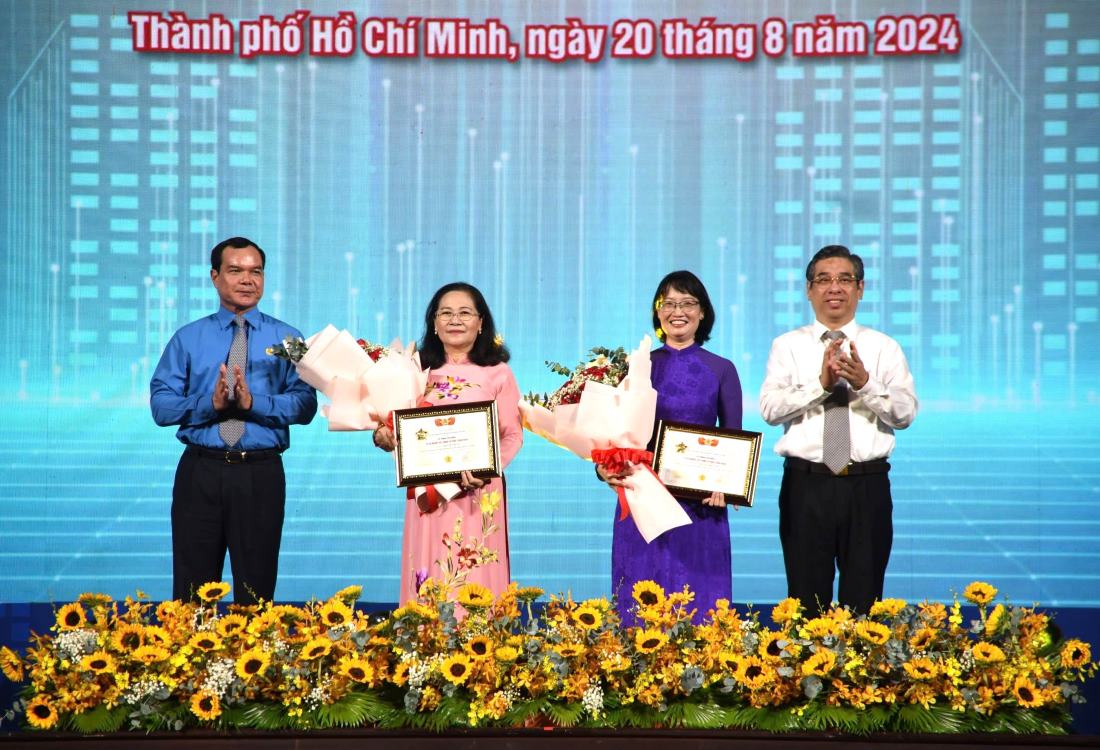  Chủ tịch Tổng LĐLĐ Việt Nam Nguyễn Đình Khang (bìa trái) và Phó Bí thư Thành ủy TPHCM Nguyễn Phước Lộc (bìa phải) trao Kỷ niệm chương “Vì sự nghiệp xây dựng tổ chức Công đoàn” cho bà Nguyễn Thị Lệ (thứ hai, từ trái qua) và bà Trần Thị Diệu Thúy (thứ hai, từ phải qua). Ảnh: Nam Dương
