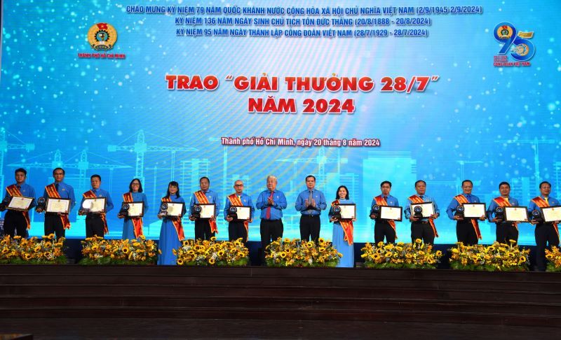 Leaders of the Vietnam General Confederation of Labor and the Ho Chi Minh City Confederation of Labor awarded the 28.7 awards to grassroots union presidents. Photo: Nam Duong