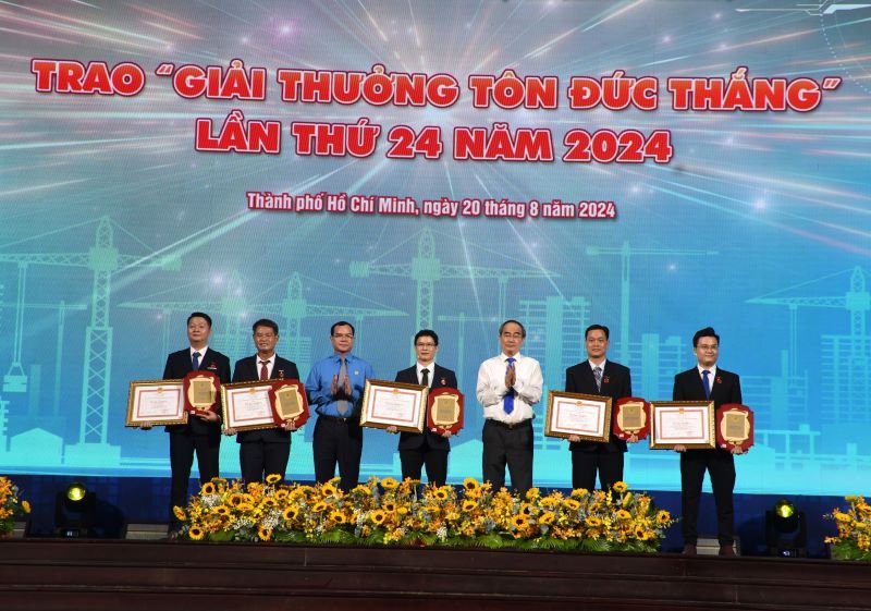 Former Politburo member, former Secretary of the Ho Chi Minh City Party Committee (third from right) and President of the Vietnam General Confederation of Labor Nguyen Dinh Khang (third from left) presented the Ton Duc Thang award to engineers in the electrical industry. , industrial electricity, refrigeration industry. Photo: Nam Duong