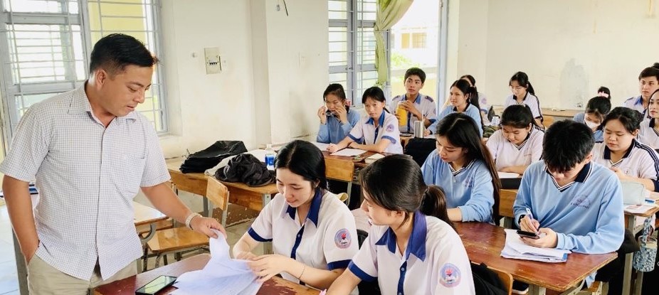 Giáo viên trường THPT Phong Tân, Giá Rai, tỉnh Bạc Liêu trong giờ ôn thi tốt nghiệp. Ảnh: Nhật Hồ