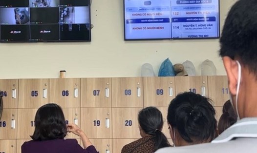 Bệnh nhân chờ xạ trị tại Bệnh viện K sáng 20.8. Ảnh: Nguyễn Hà