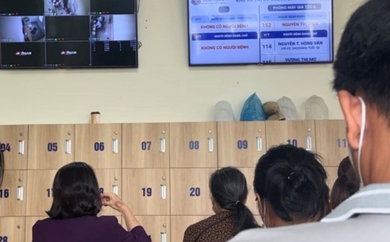 Bệnh nhân chờ xạ trị tại Bệnh viện K sáng 20.8. Ảnh: Nguyễn Hà