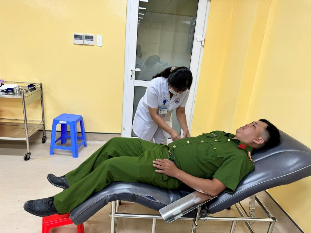 Đại úy Cường tham gia hiến máu trực tiếp giúp bệnh nhi vượt qua cơn nguy kịch. Ảnh: Công an Kiên Giang