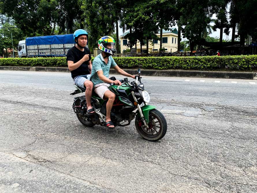 Mặt đường bị vỡ, mặt đường lồi lõm khiến xe cộ di chuyển rất khó khăn. Ảnh: Trần Bùi