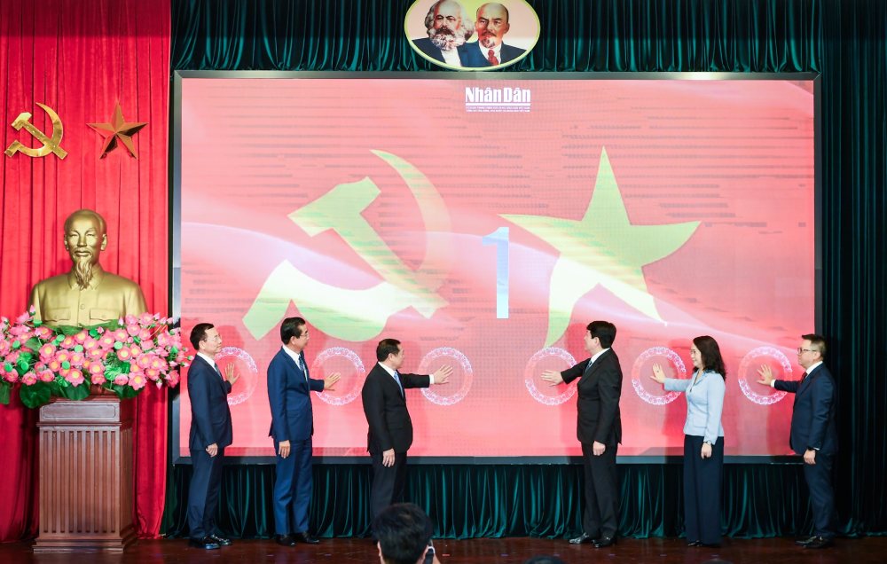 Delegates pressed the button to launch the special information page about General Secretary Nguyen Phu Trong. Photo: T. Vuong