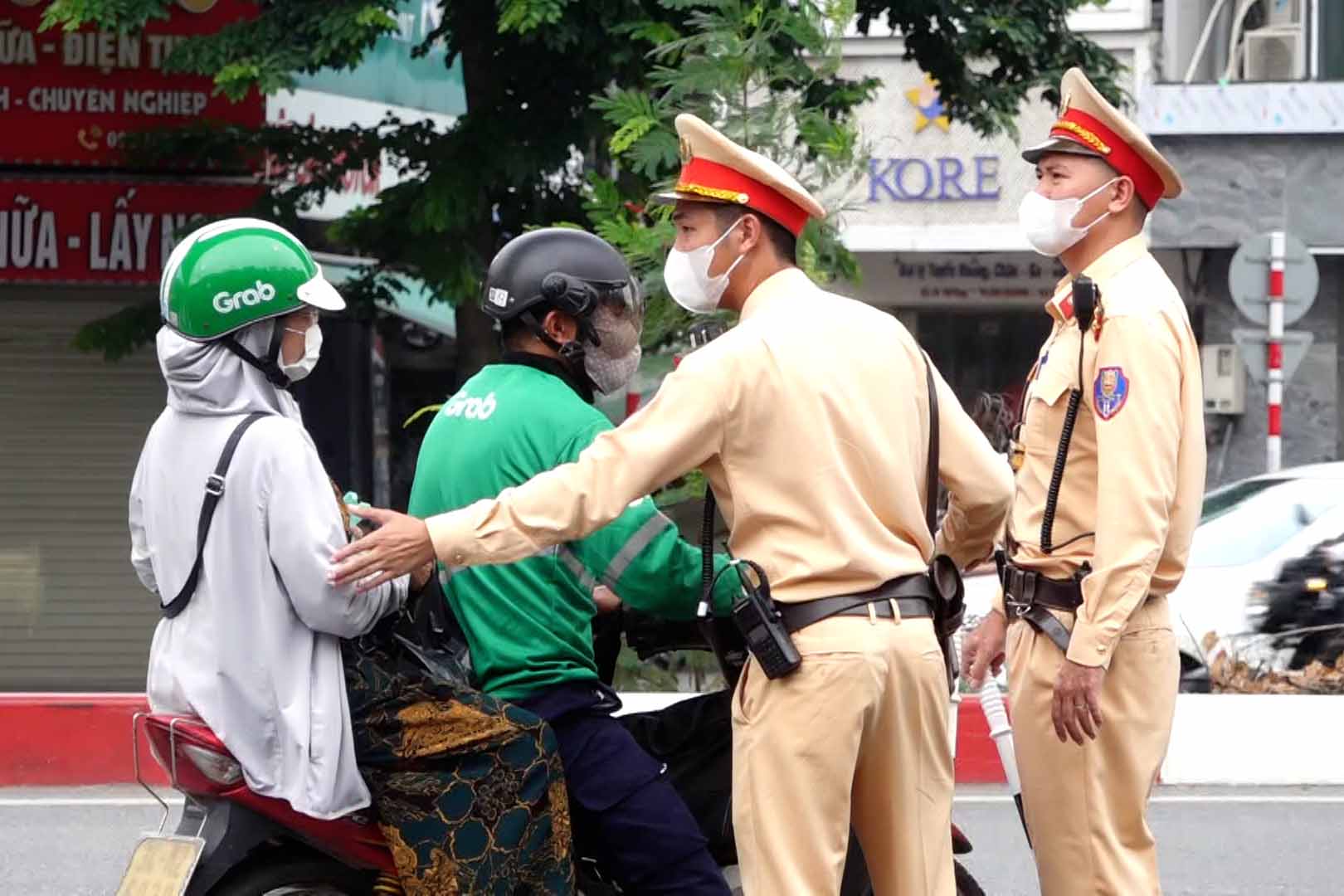 Khách "bất lực" khi lái xe ôm công nghệ chở vào đường cấm