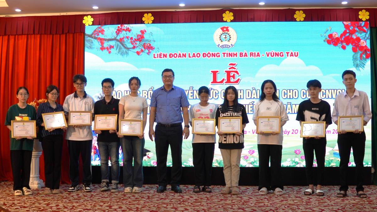 Hoang Hien Hoa (3rd from left) received the Nguyen Duc Canh scholarship awarded by the Labor Federation of Ba Ria - Vung Tau province. Photo: Thanh An