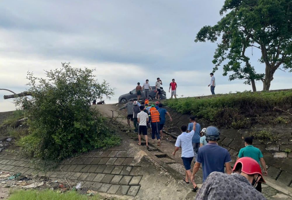 Found the body of a young man suspected of committing suicide by jumping off a bridge. Photo: Provided by people.