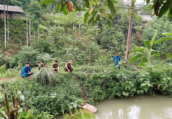 Các mũi tìm kiếm mở rộng thêm phạm vi, phối hợp với địa phương lân cận tìm dấu vết cháu bé mất tích. Ảnh: An Nhiên