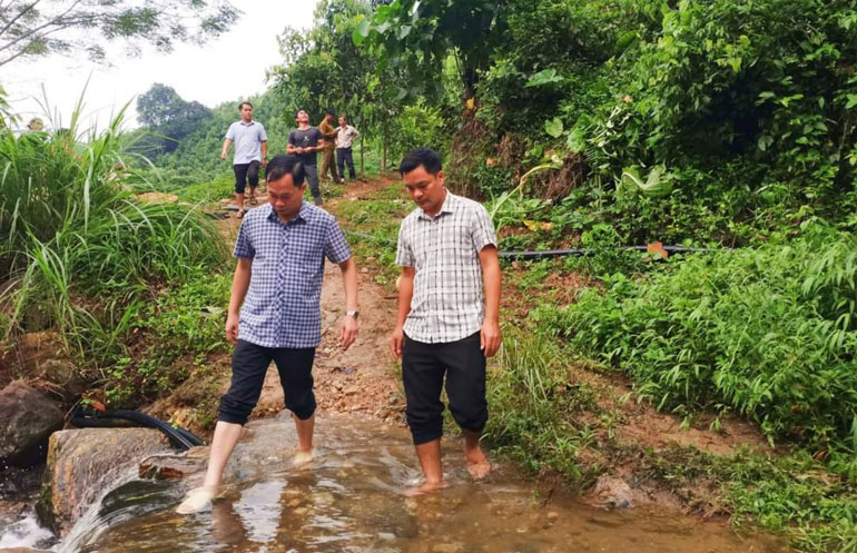 Các mũi tìm kiếm mở rộng thêm phạm vi, phối hợp với địa phương lân cận tìm dấu vết cháu bé mất tích. Ảnh: An Nhiên