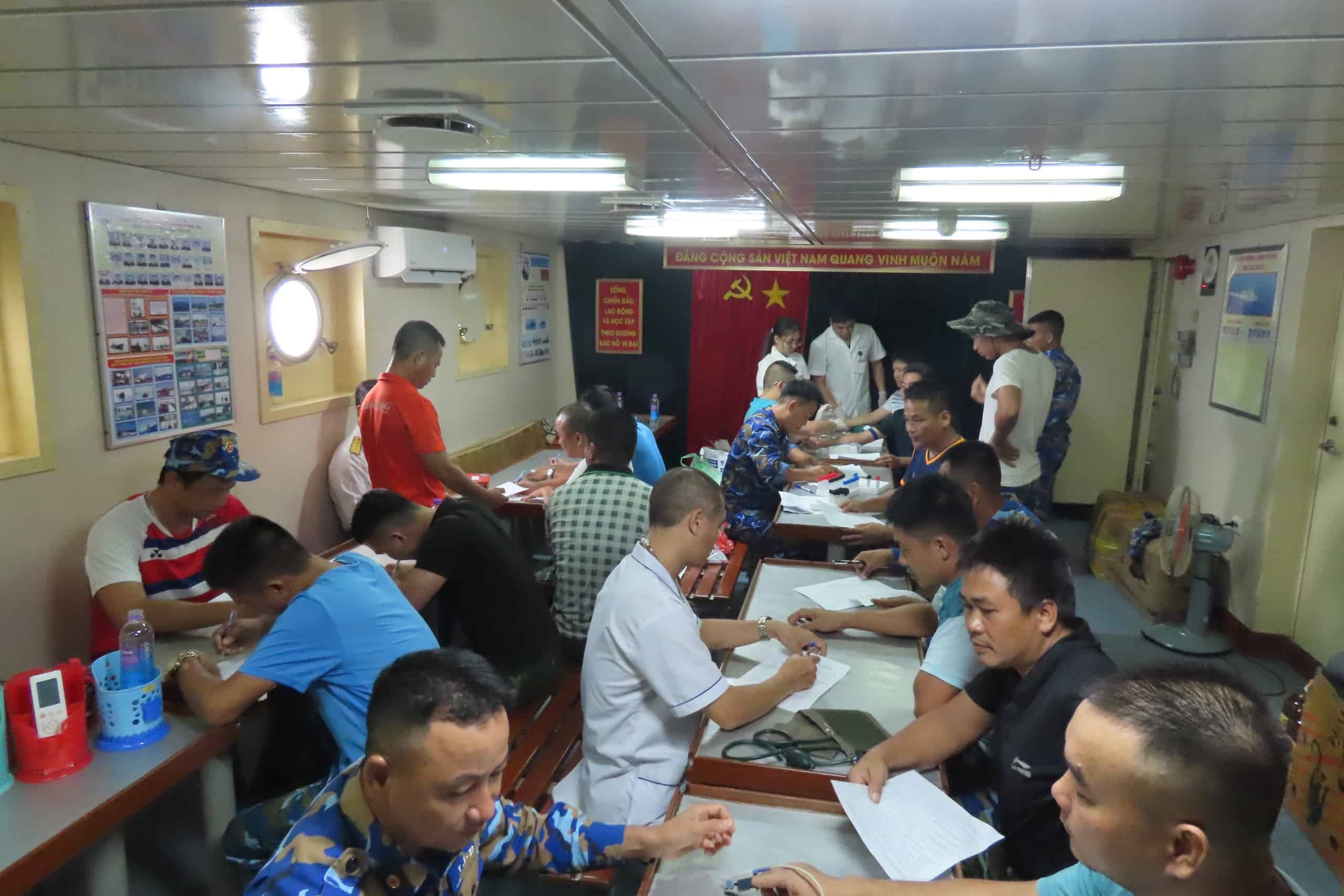 Các y bác sĩ vừa khám sức khỏe quân, dân huyện đảo Trường Sa, nhà giàn DK1. Ảnh: Hữu Long