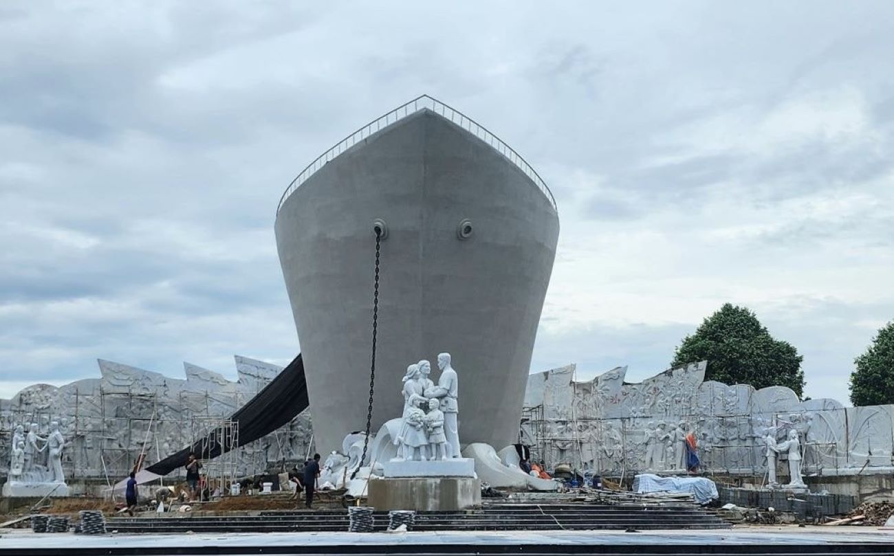 The symbol of the gathering ship is about to be completed in Quang Tien ward, city. Sam Son. Photo: Tran Lam