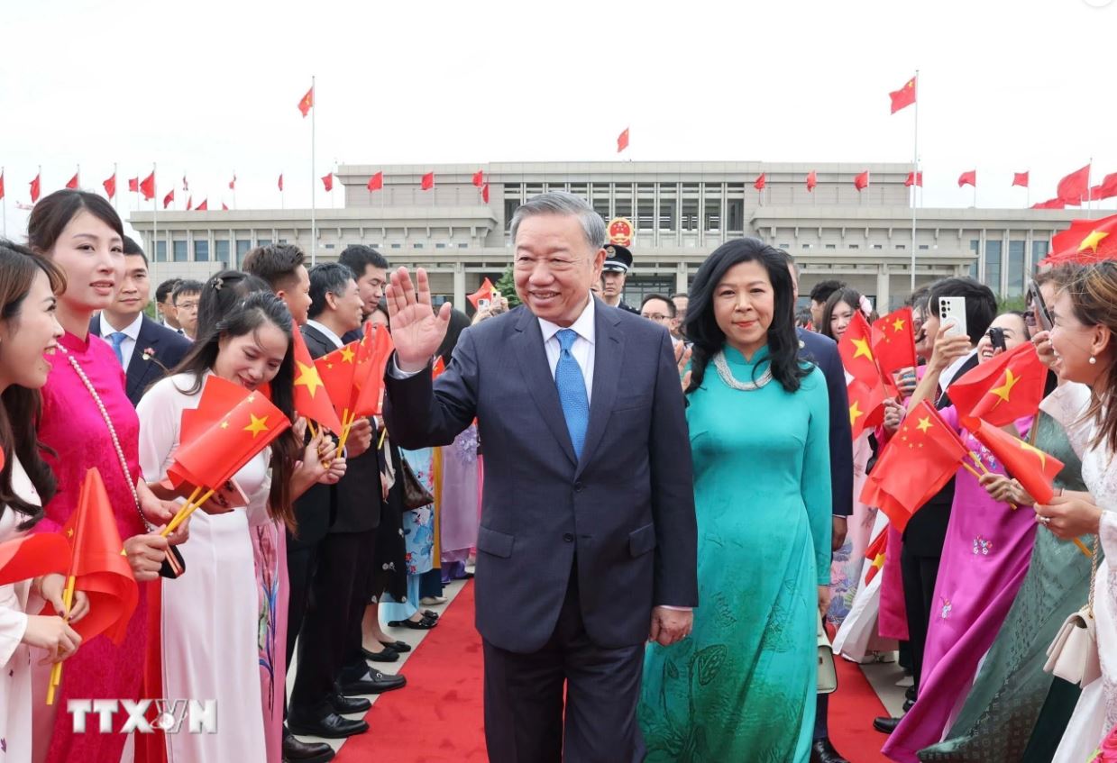 Sending off ceremony for General Secretary and President To Lam and his wife at Beijing International Airport. Photo: TTXVN