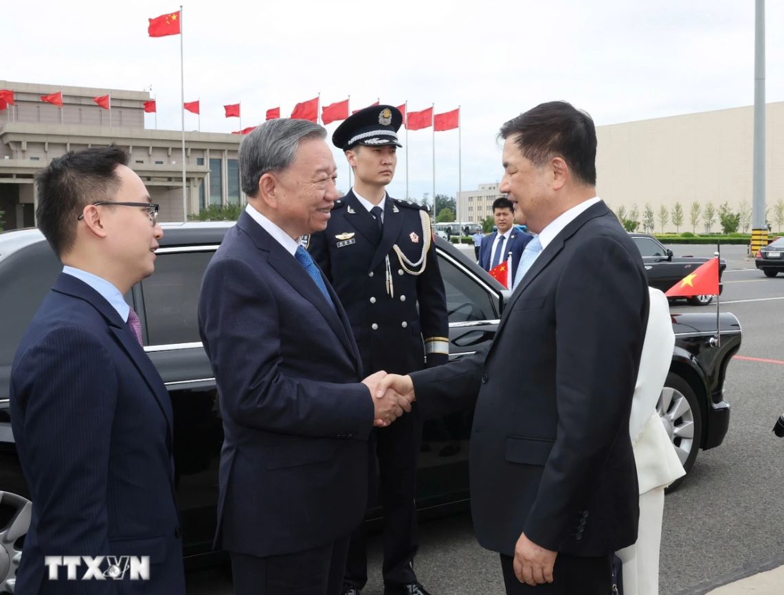 Secretary of the Secretariat, State Councilor, and Minister of Public Security Wang Xiaohong saw off General Secretary and President To Lam and his wife at Beijing International Airport. Photo: TTXVN