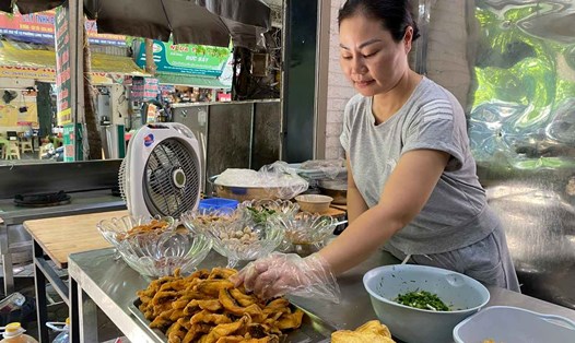 Chủ quán đang làm bún cá cho khách. Ảnh: Minh Thương