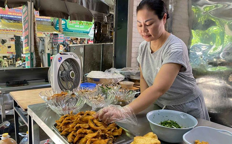 Chủ quán đang làm bún cá cho khách. Ảnh: Minh Thương