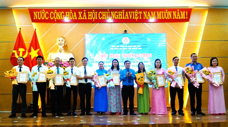 The leaders of Quang Nam province and the Provincial Trade Union organization commended and rewarded 116 outstanding Trade Union officials, grassroots trade unions and workers. Hoang Bin's photo